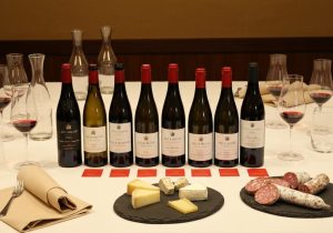 Comment organiser un dîner gastronomique à thème autour des vins du Rhône ?