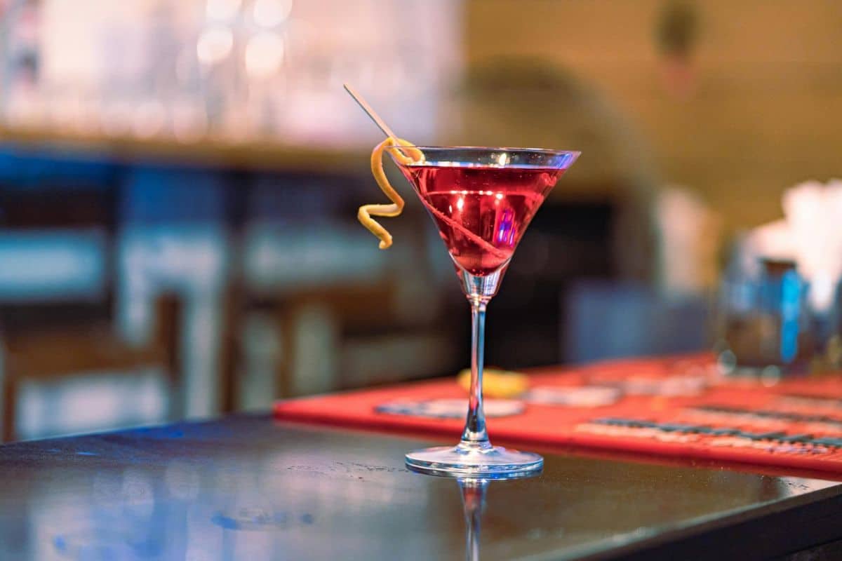 Verre de cocktail rouge sur bar