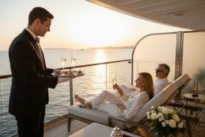 Serveur qui apporte des cocktails