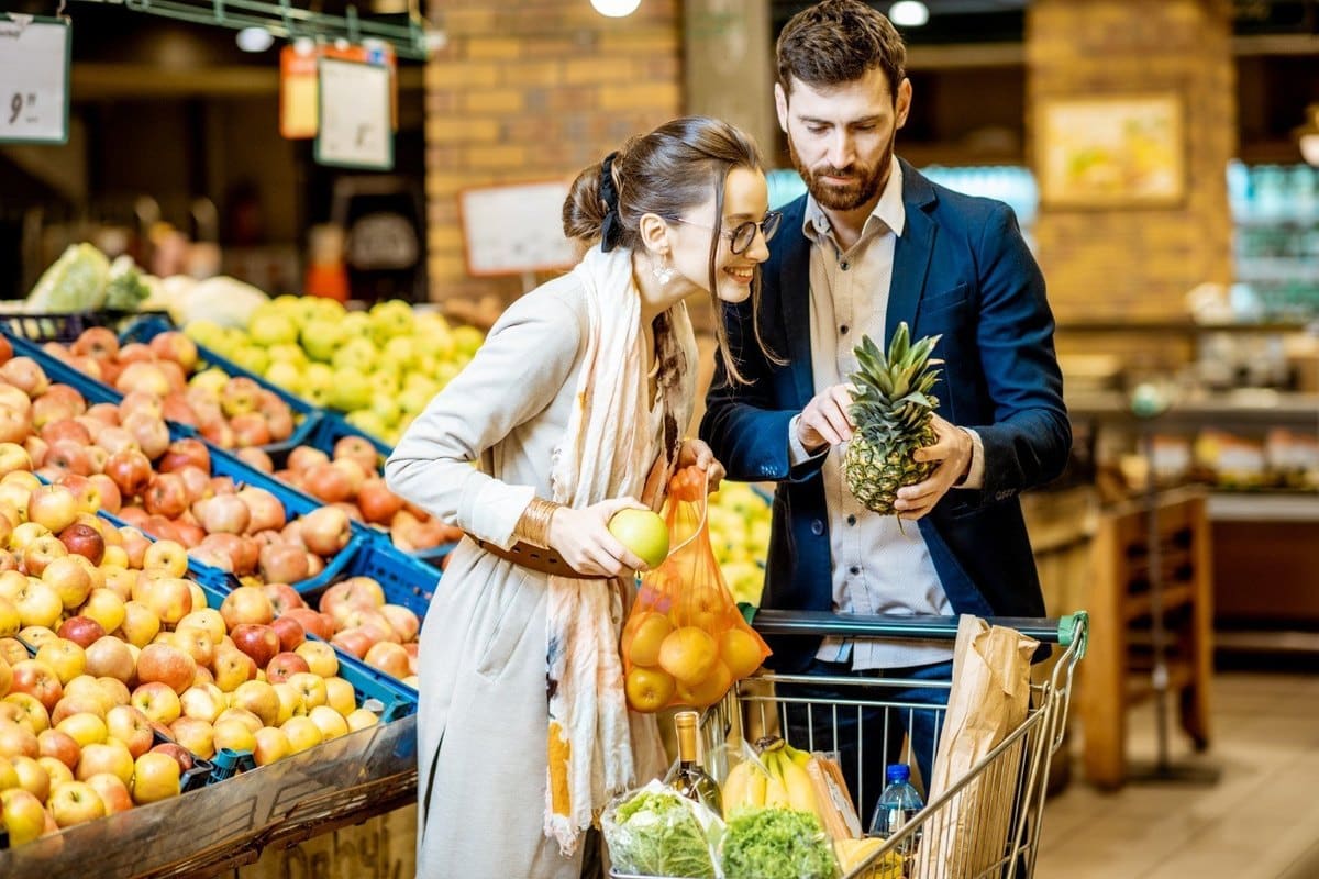Couple choisissant des fruits au supermarché